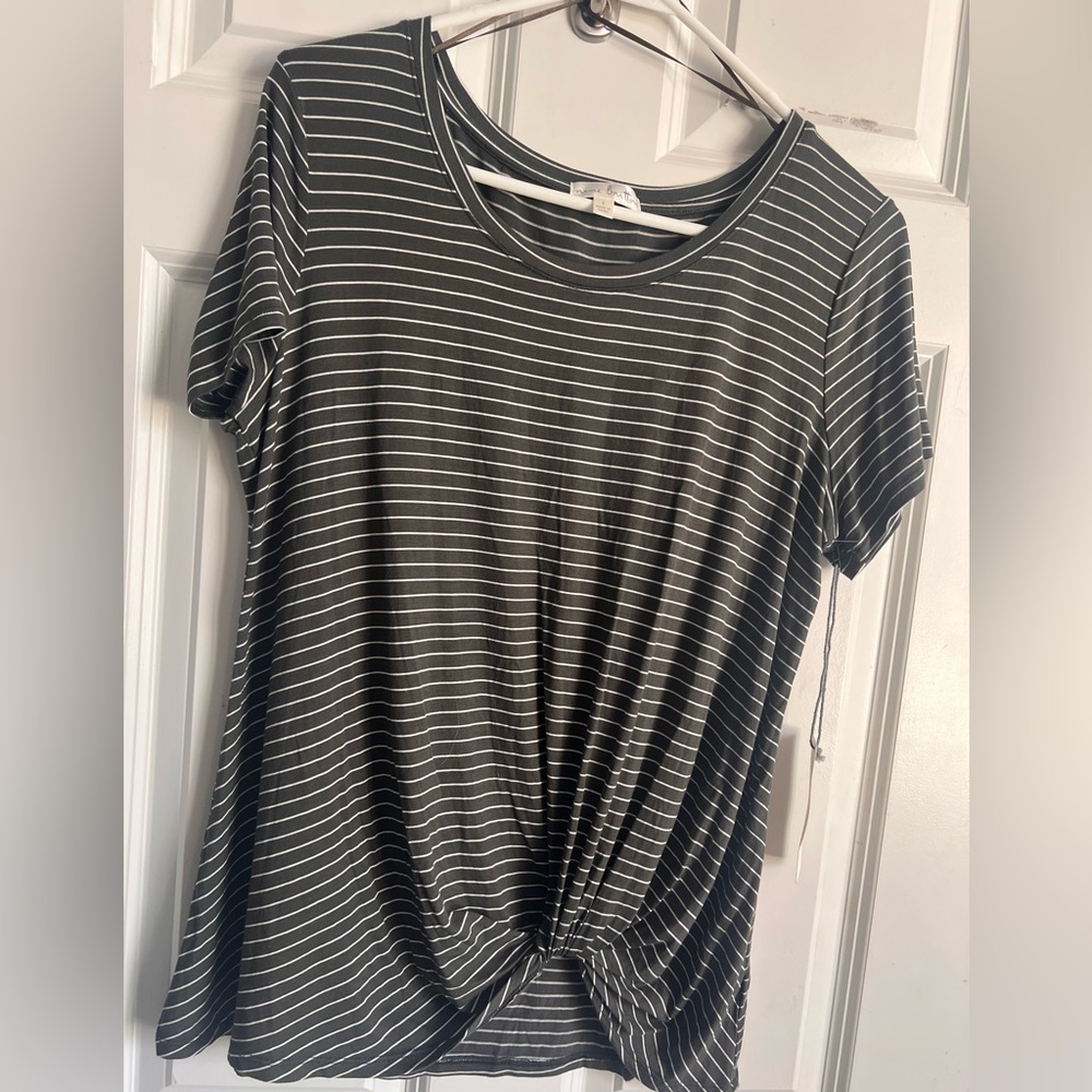 NWT - Nine Britton olive and cream t-shirt - size L